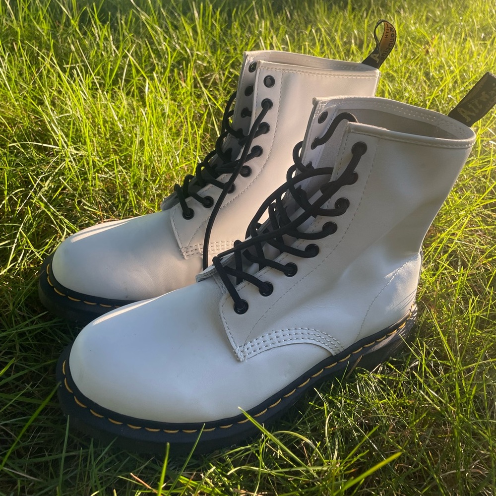 WHITE DR MARTENS